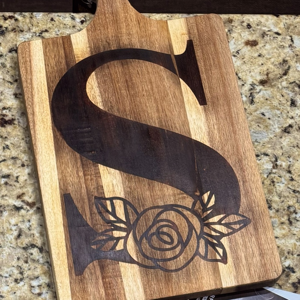 Açaí cutting board with S burned into it